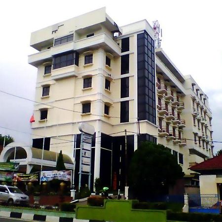 Pangkalan Baru Pia Hotel Pangkalpinang מראה חיצוני תמונה